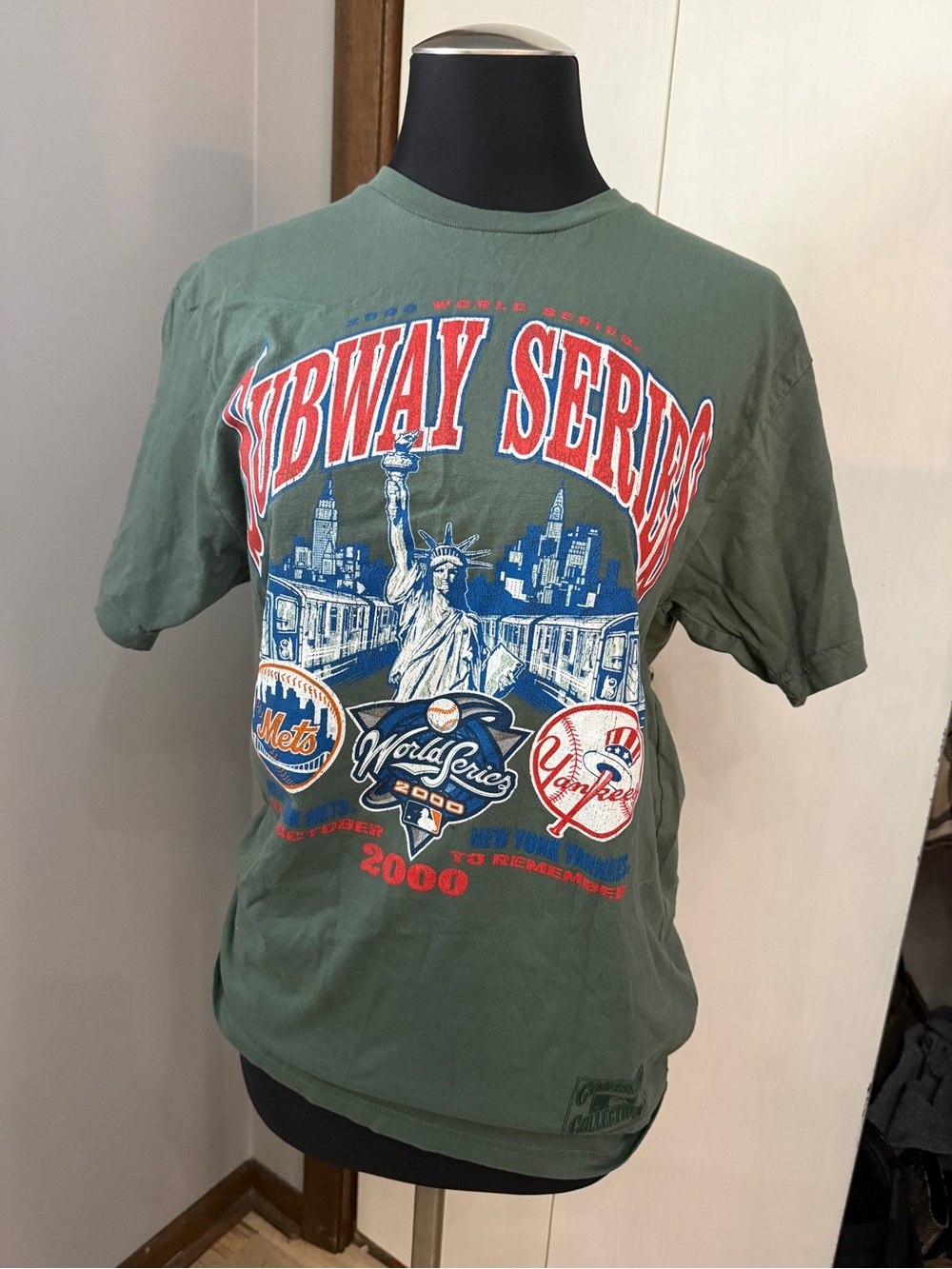 Mitchell & Ness Olive Subway Series 2000 Graphic Tee